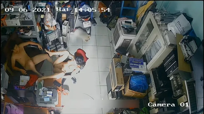Vợ yêu người chồng trả bài nhau trong của hàng máy tính